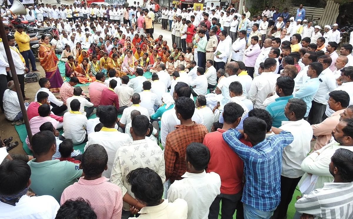 जनशक्तीचे महामार्गावर शाळा भरो आंदोलन