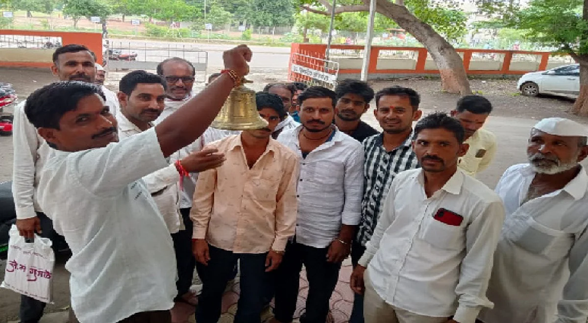 पिंपळगावच्या ग्रामस्थांचा पाथर्डीत घंटानाद