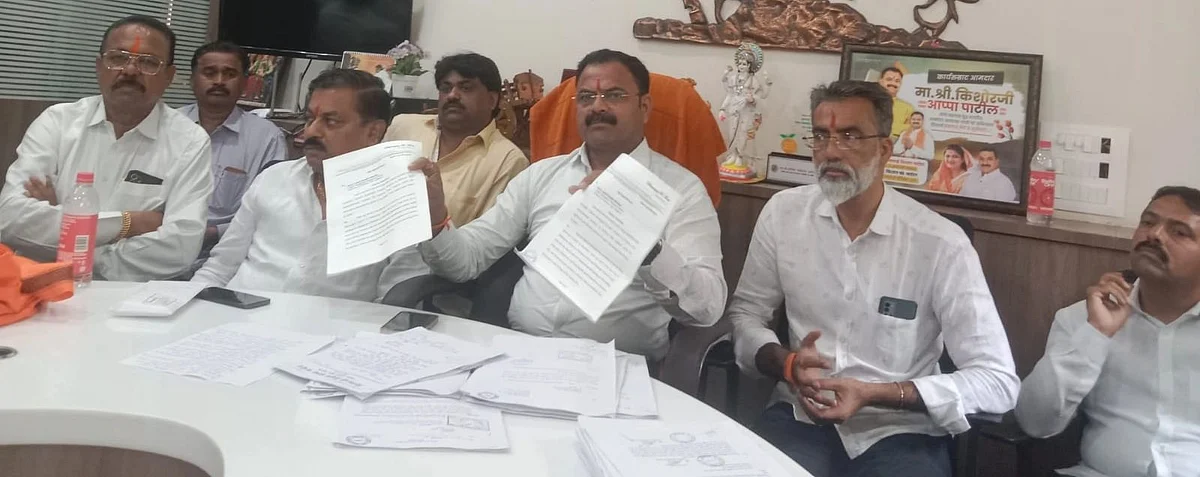 शिंदे परिवाराने जमिनी हडप केल्याचे पुरावे दाखवितांना आ.किशोर पाटील, सोबत संजय गोहिल, मुकुंद बिल्दिकर, शरद पाटे आदी