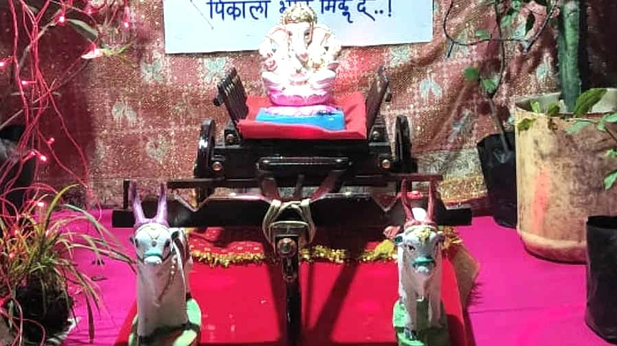 बाप्पाची मूर्ती बैलगाडीत विराजमान