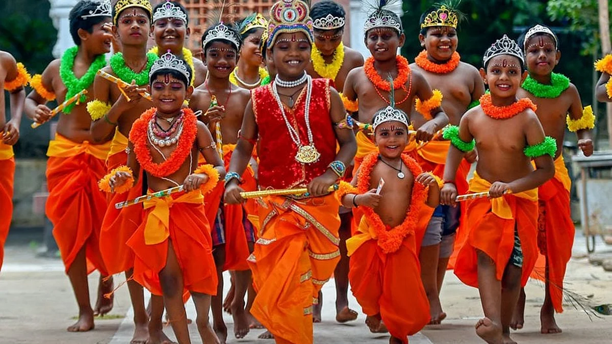 Krishna Janmashtami : देशभरात श्रीकृष्ण जन्माष्टमीचा उत्साह, मंदिरांमध्ये भाविकांची रीघ... पहा Photo/Video