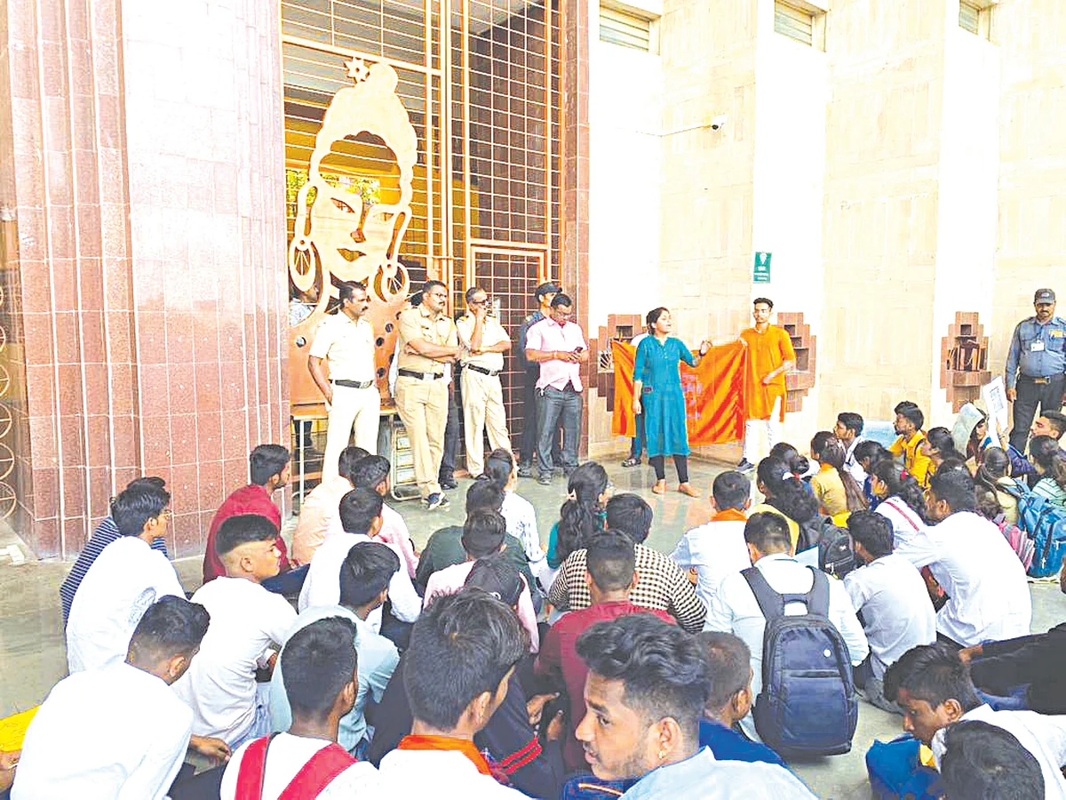 भरमसाठ शुल्क वाढीविरोधात अभाविपचा आक्रोश मोर्चा