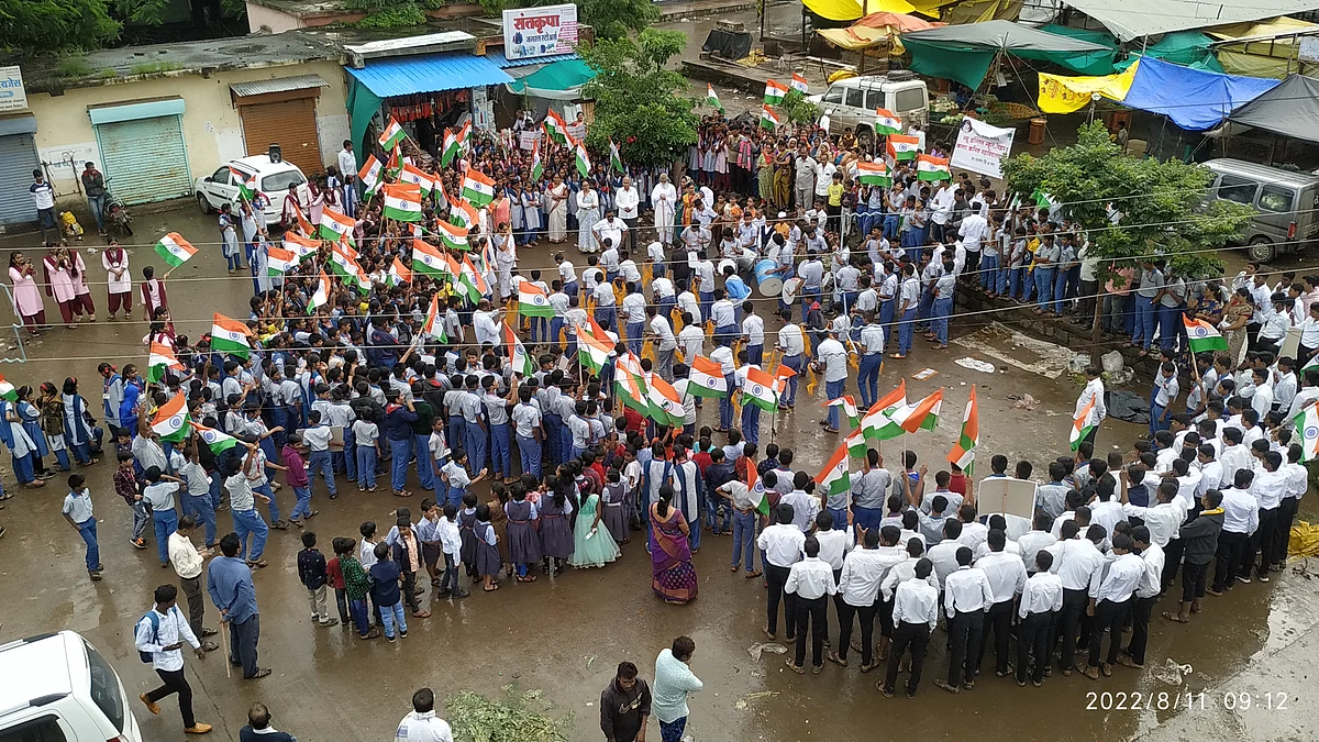 सुप्यात तिरंंगा जनजागृती फेरी शेकडो विद्यार्थी सहभागी; पहा फोटो