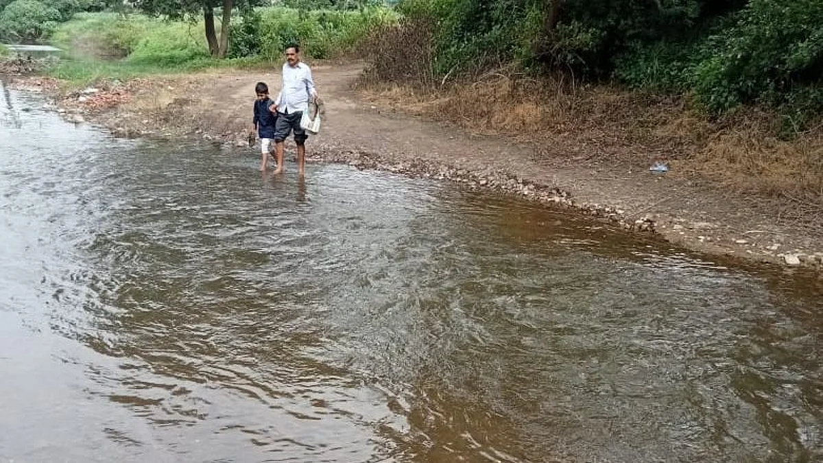 गेल्या २५ वर्षांपासून पूलच नाही; जीव धोक्यात घालून ओलांडावी लागते नदी