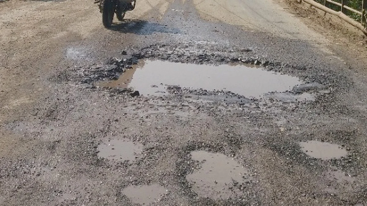 अकोले तालुक्यातील प्रमुख रस्त्यांची दुर्दशा, वाहनचालक त्रस्त