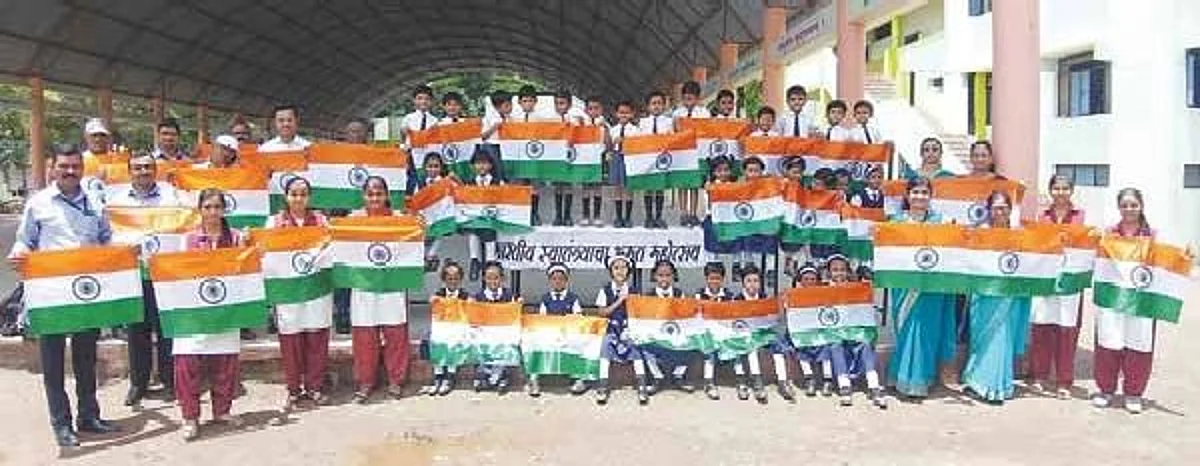 शिक्षकाकडून स्वखर्चाने राष्ट्रध्वजाचे वाटप