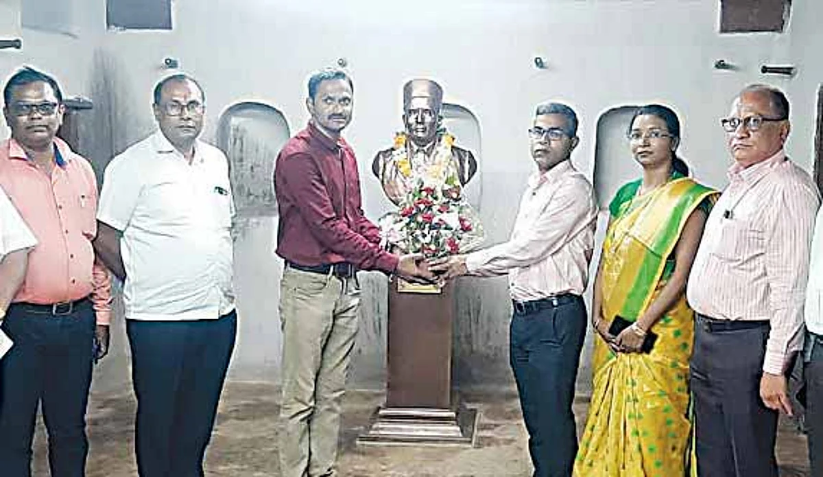 स्वा.सावरकर स्मारकास जिल्हाधिकार्यांची भेट