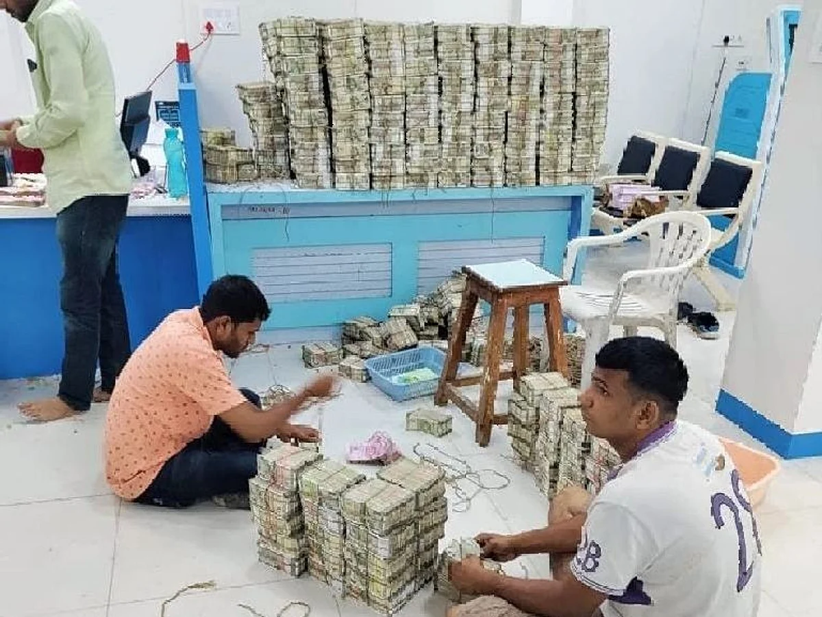 आयकर विभागाची मोठी कारवाई; 'इतक्या' कोटींचे घबाड जप्त