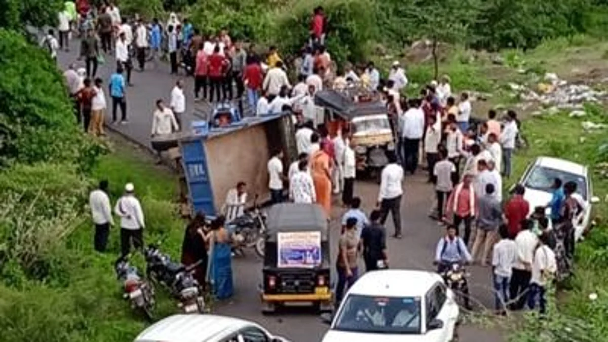 ट्रॅक्टर उलटल्याने एकाचा मृत्यू; ४० हुन अधिक विद्यार्थी जखमी