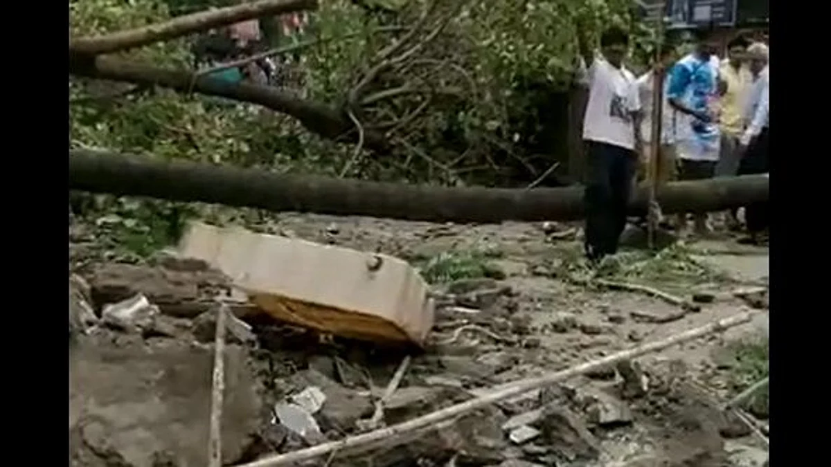 मुंबईत चार मजली इमारत कोसळली, अनेकजण अडकल्याची भीती