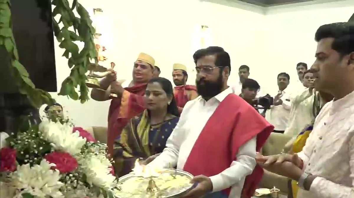 Ganesh Utsav 2022 : मुख्यमंत्र्यांच्या वर्षा निवासस्थानी गणेशाची प्रतिष्ठापना, गणेशोत्सवाच्या शुभेच्छा देत म्हणाले…