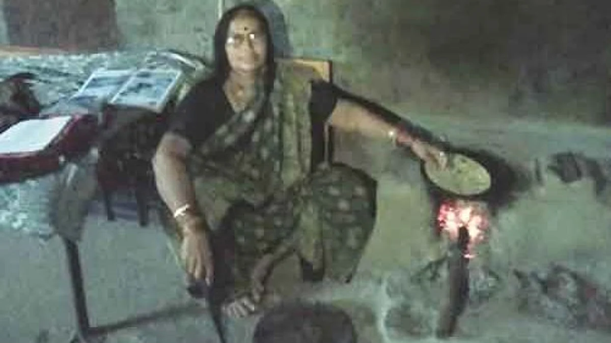 इंधन दरवाढीमुळे पुन्हा पेटल्या चुली; सिलिंडर महागल्याने शेगड्या धुळ खात