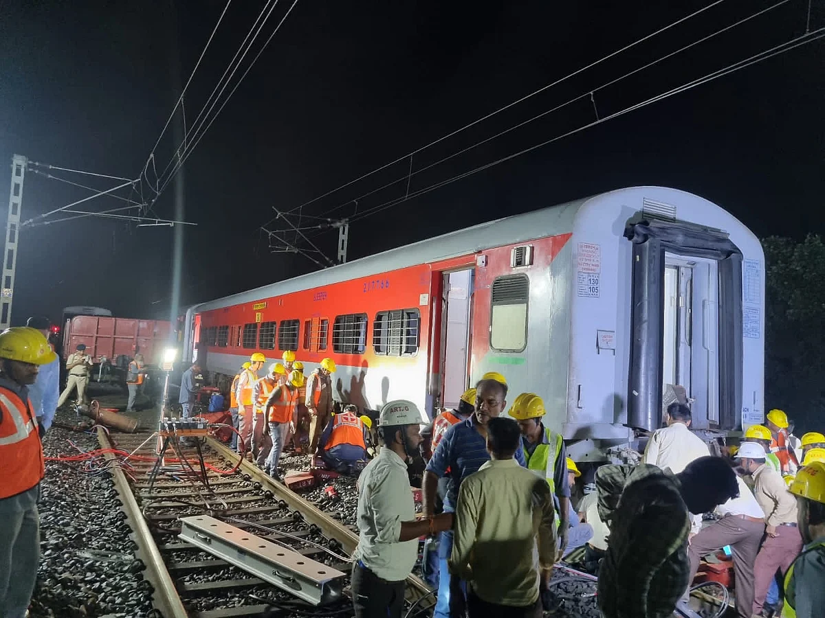 गोंदियामध्ये पॅसेंजर ट्रेनला मालगाडीची धडक, ५० हून अधिक प्रवासी जखमी