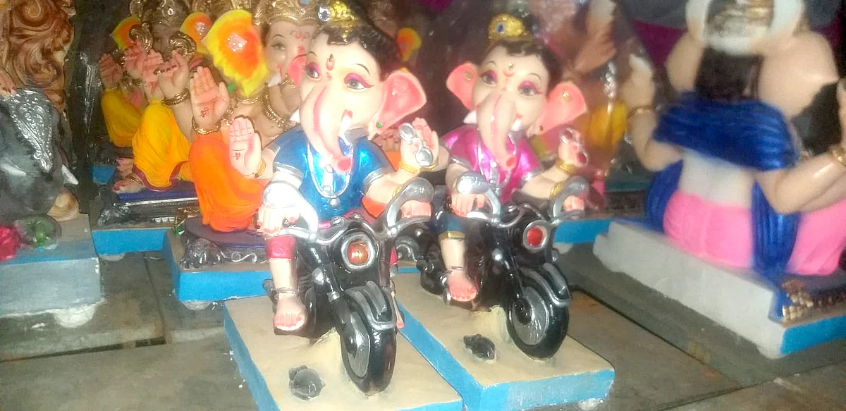 चाळीसगावात गणपती बाप्पांच्या आगमनाची धूम