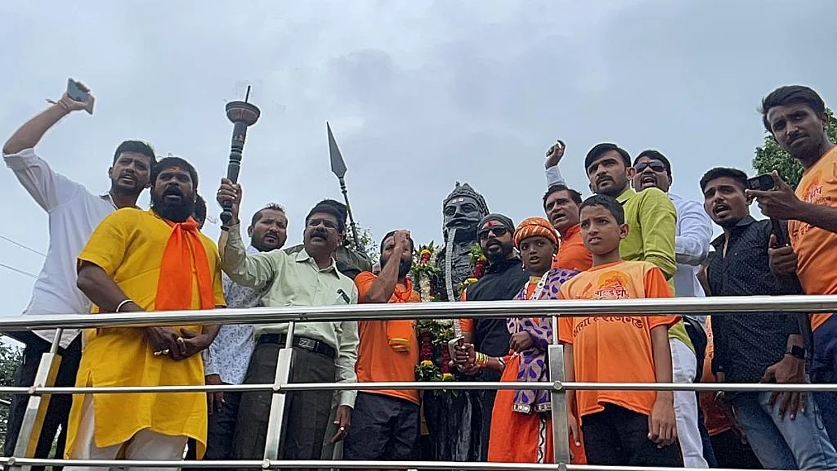आग्र्याहून हातात मशाल घेऊन निघालेले 300 मावळे धुळ्यात दाखल