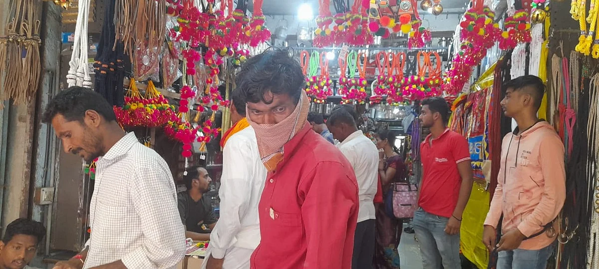 शेवगावच्या बाजारपेठेत बैलपोळ्याच्या खरेदीची लगबग