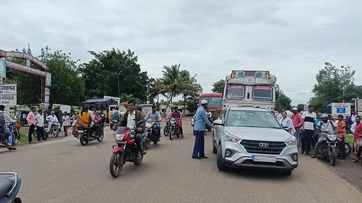 हरेगाव फाट्यावरील पोलीस निवारा कक्षासमोर दोन वाहनांचा अपघात