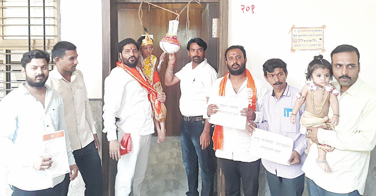 मनसेने आयुक्तांच्या दालनाला बांधली
धुळेकरांच्या समस्यांची हंडी