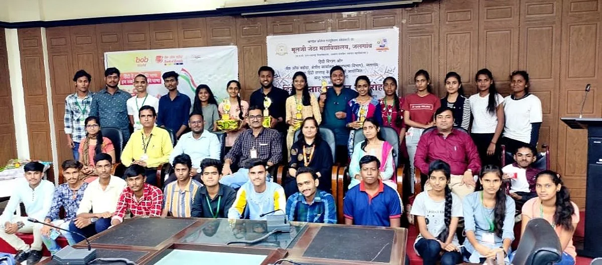 मू.जे.महाविद्यालयात हिंदी भाषण स्पर्धेने हिंदी सप्ताहाचा समारोप