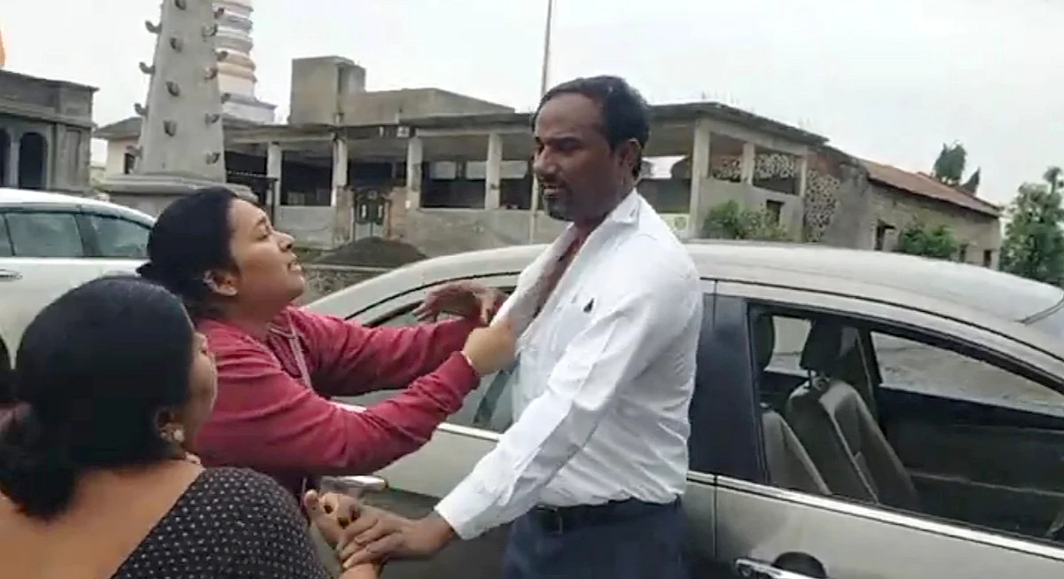 माजी जिल्हा परिषद सदस्य सिताराम राऊत यांना महिलांकडून मारहाण