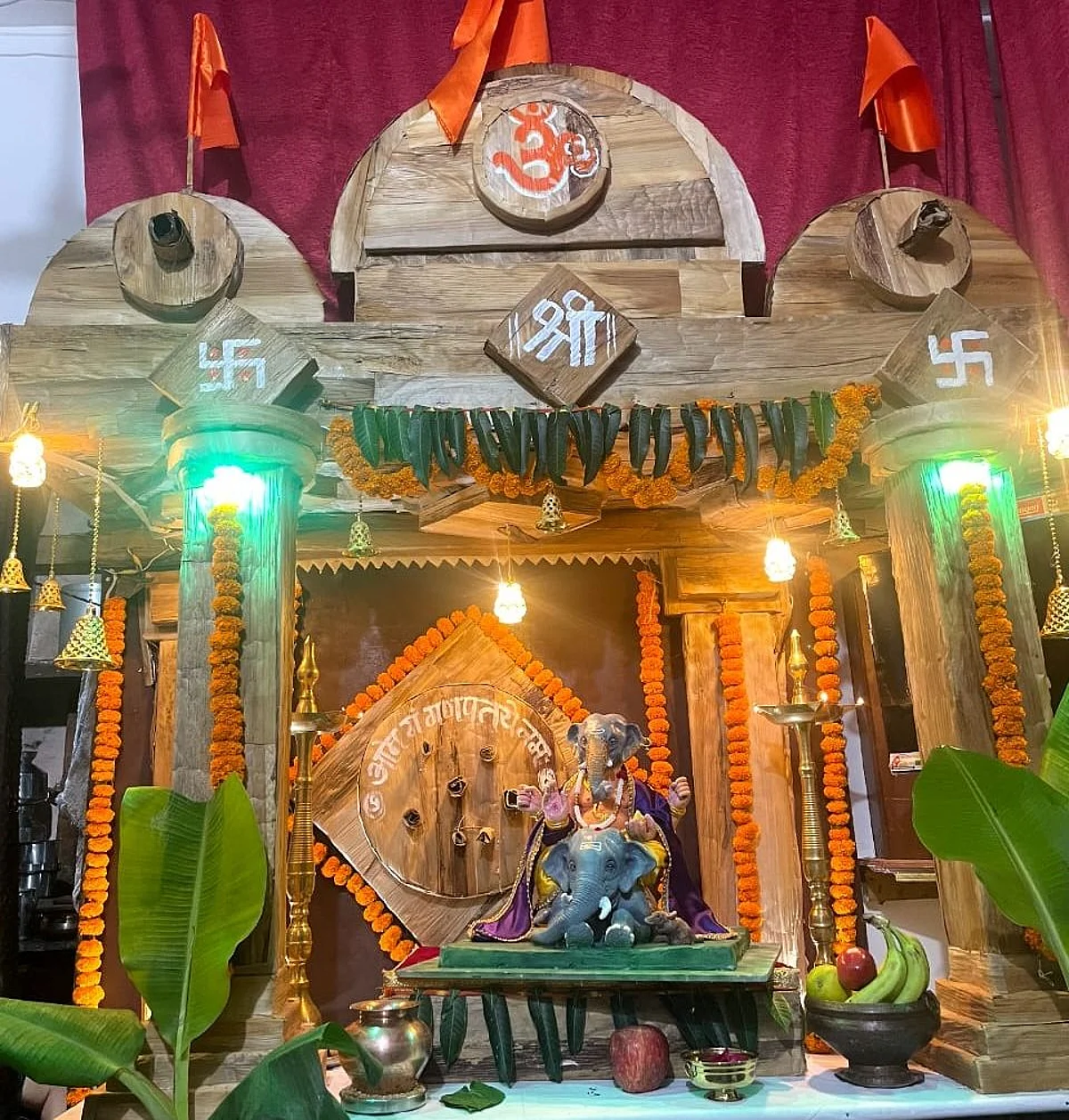केळीच्या सुकलेल्या पत्तीपासून साकारली पर्यावरण पुरक गणपतीची आरास