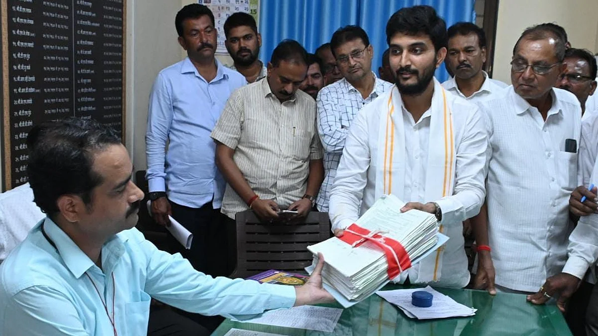 समस्या निवारणार्थ तहसीलदार बोरुडेंच्या दालनात विवेक कोल्हे यांची बैठक