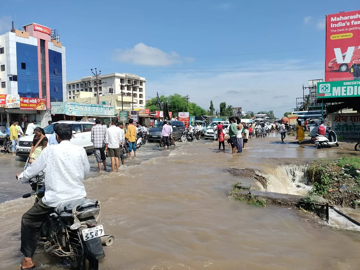 शिर्डीत ढगफुटीसदृश पाऊस, नागरिकांची उडाली दाणादाण