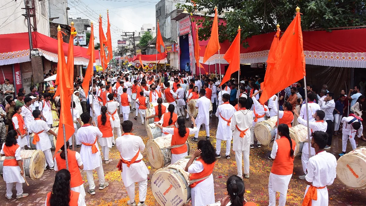 ढोल-ताशांच्या गजरानं नगर दुमदुमलं; पाहा, गणपती विसर्जन मिरवणुकीचे खास PHOTO