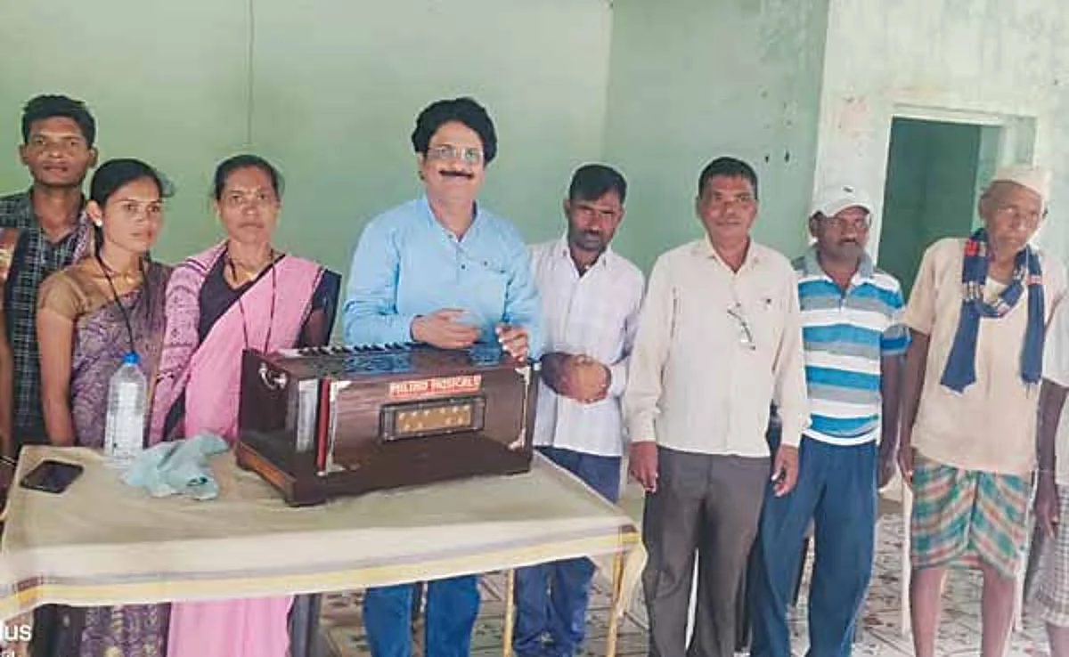 शेतकऱ्यांचे मनोबल वाढविणारा संगीतमय कार्यक्रम