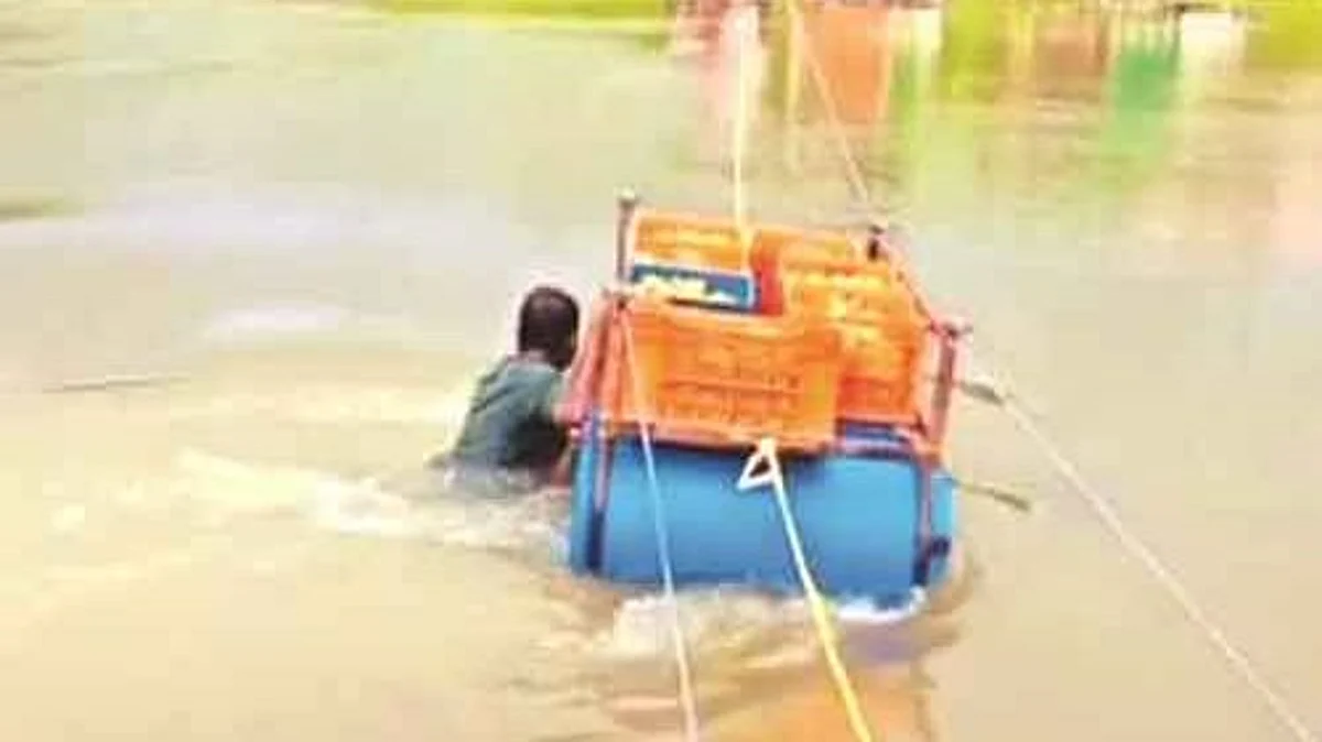 पुरातून टोमॅटो वाहतुकीचा अफलातून जुगाड