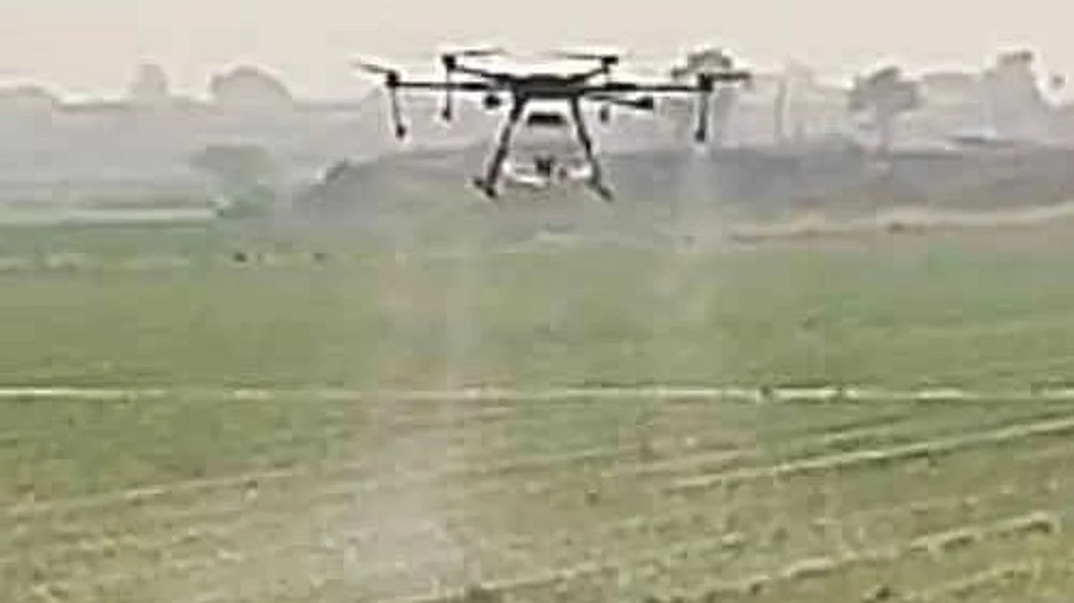 ड्रोनच्या सहाय्याने शेतीत फवारणी