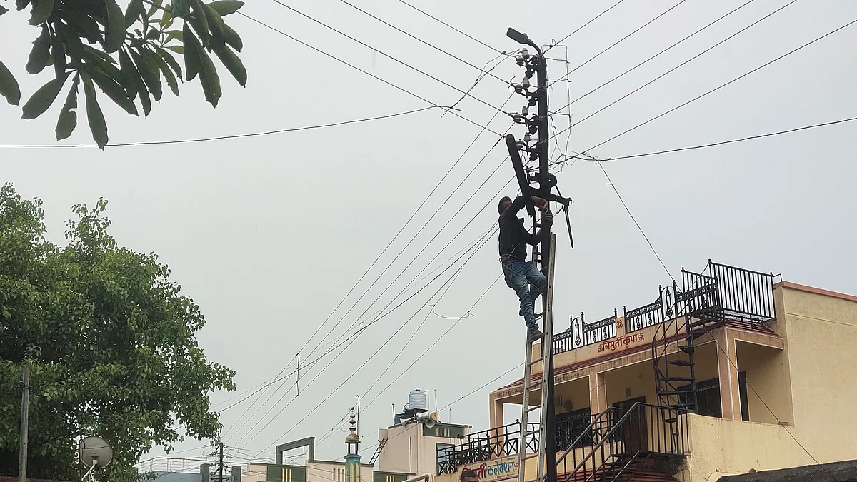 भर पावसात महावितरणे केला उंबरेचा वीजपुरवठा सुरळीत