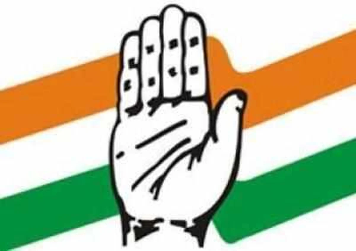 शिंदे-फडणवीस सरकारकडून वेदांता प्रकल्प गुजरातला भेट म्हणून दिला