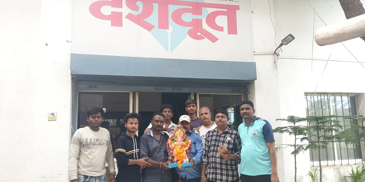 Photos # जळगावात फुलांच्या उधळणीत गणेश मिरवणूंका