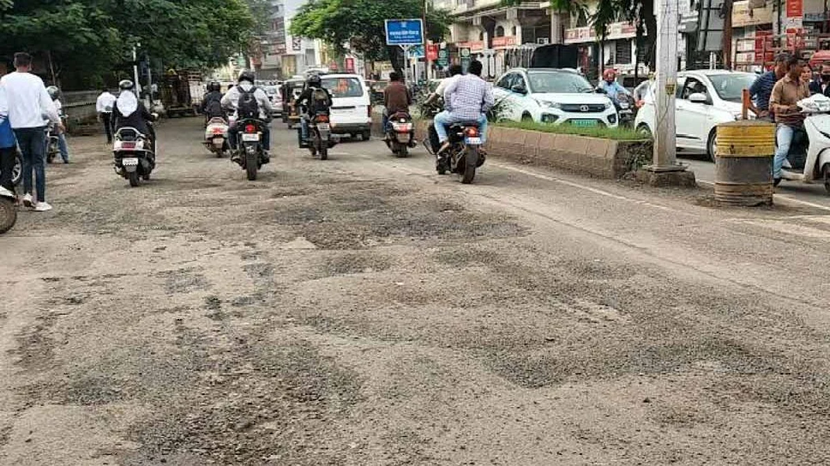 मनपा मुख्यालया समोरील चौक खड्ड्यांच्या विळख्यात
