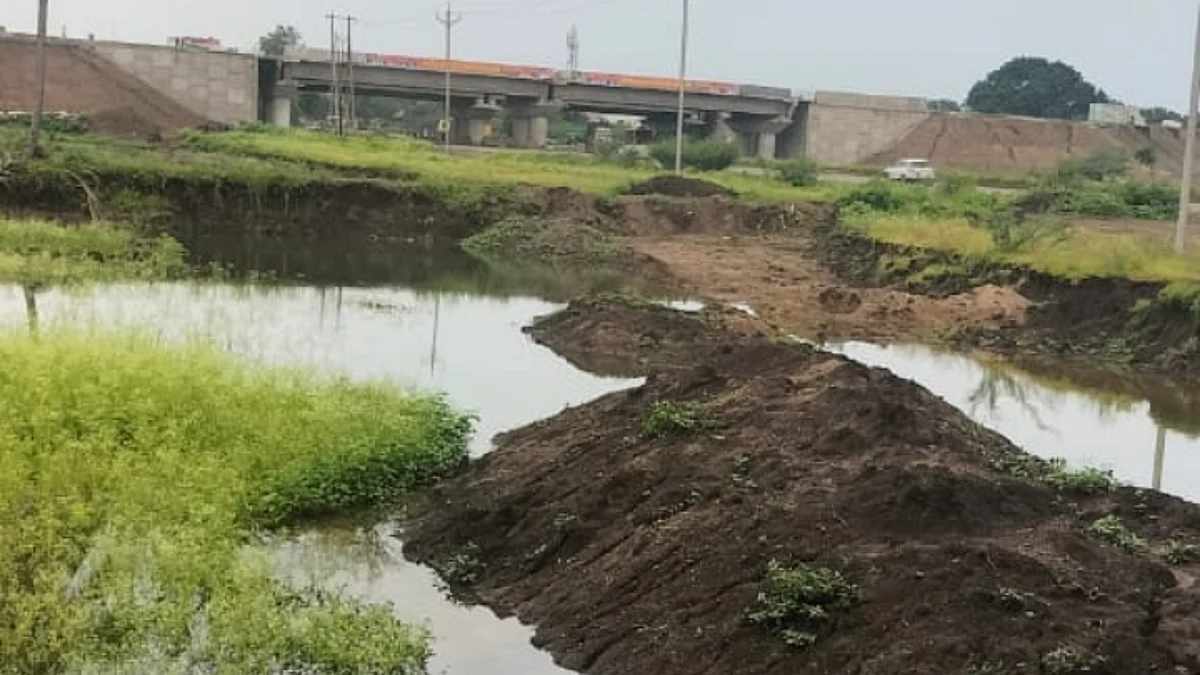 समृद्धी महामार्गाच्या खड्ड्यामुळे अपघाताची परिस्थिती