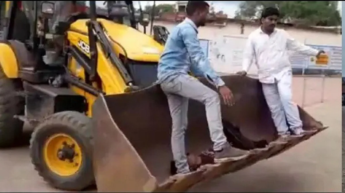 ...अन् अपघातग्रस्ताला JCB ने पोहोचवले रुग्णालयात, पाहा VIDEO