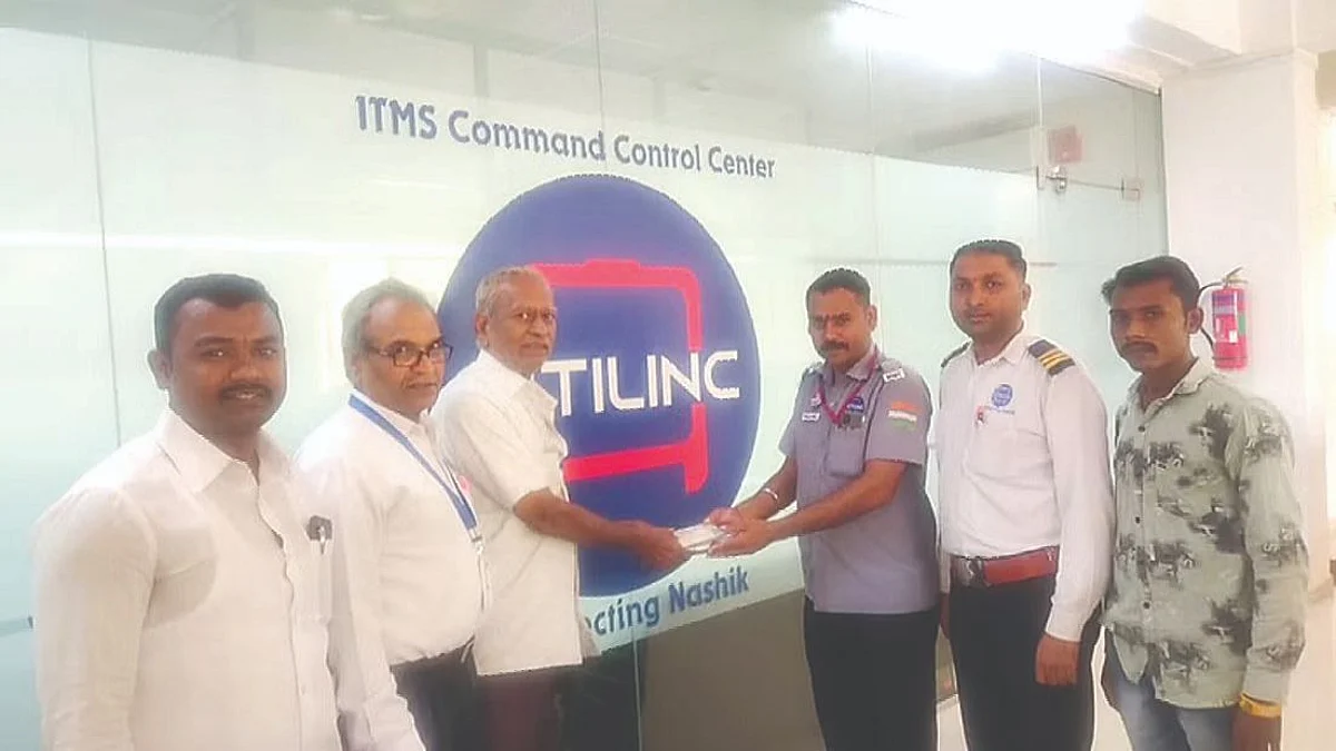 Bus conductor and driver return passengers’ valuables