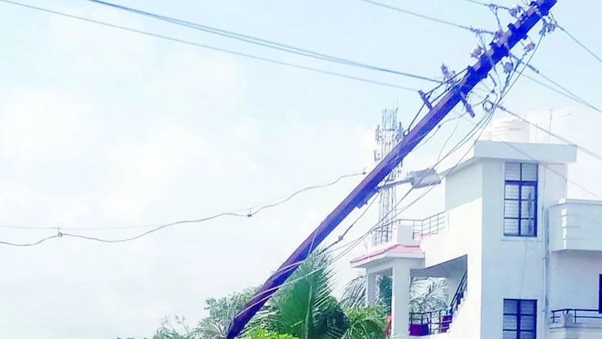 Power lines hanging in Shevge Darna