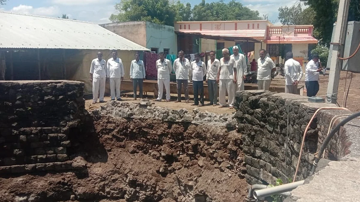 गोठ्याजवळील विहीर ढासळली पशुधन बालंबाल बचावले
