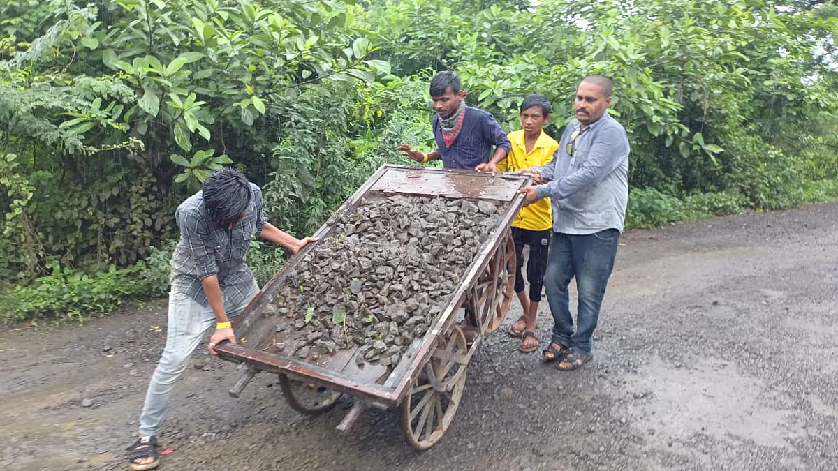 बर्हाणपूर अंकलेश्वर महामार्गावरील किनगाव जवळील" तो खड्डा "तरूणांनी श्रमदानातून बुजला