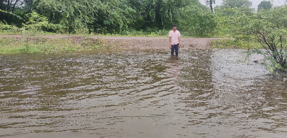 कातनदीला पाणी आल्याने शेळके वस्तीचा
गावाशी संपर्क तुटला, मुलांची शाळाही बंद