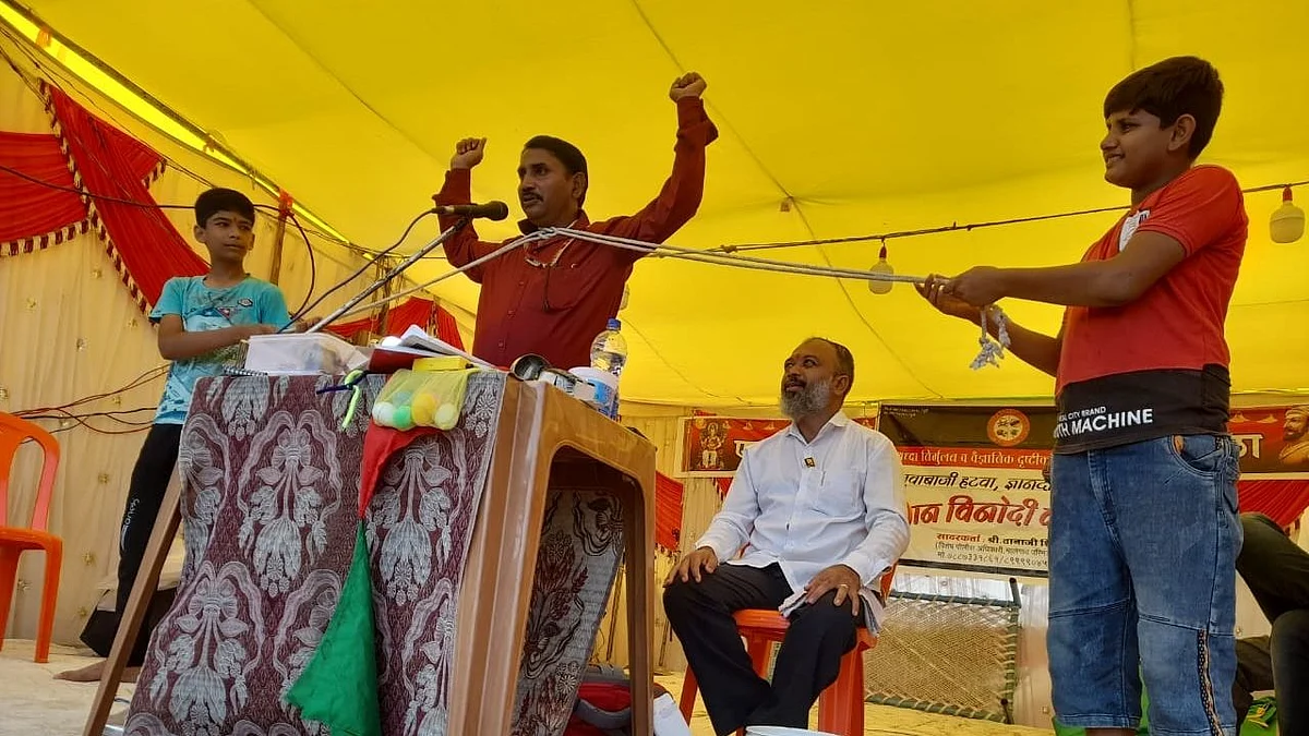 हे पोलीस अधिकारी करतात जादूचे प्रयोग ; अंधश्रध्दा निर्मुलनात मोलाचे कार्य