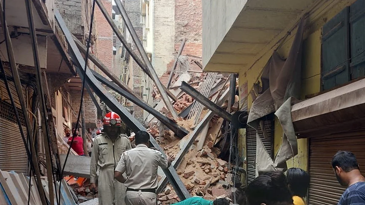 मोठी दुर्घटना! आझाद मार्केटमध्ये ४ मजली इमारत कोसळली