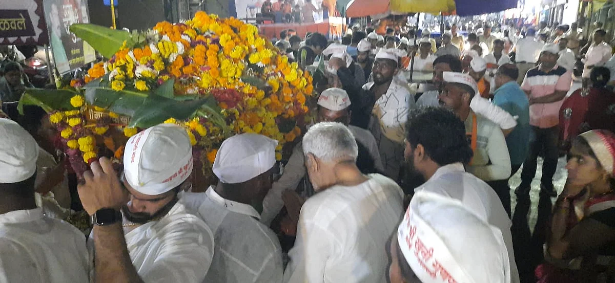 Photos # धुळ्यात खुनी गणपतीची खुनी मशिदीच्या मौलानांनी केली आरती