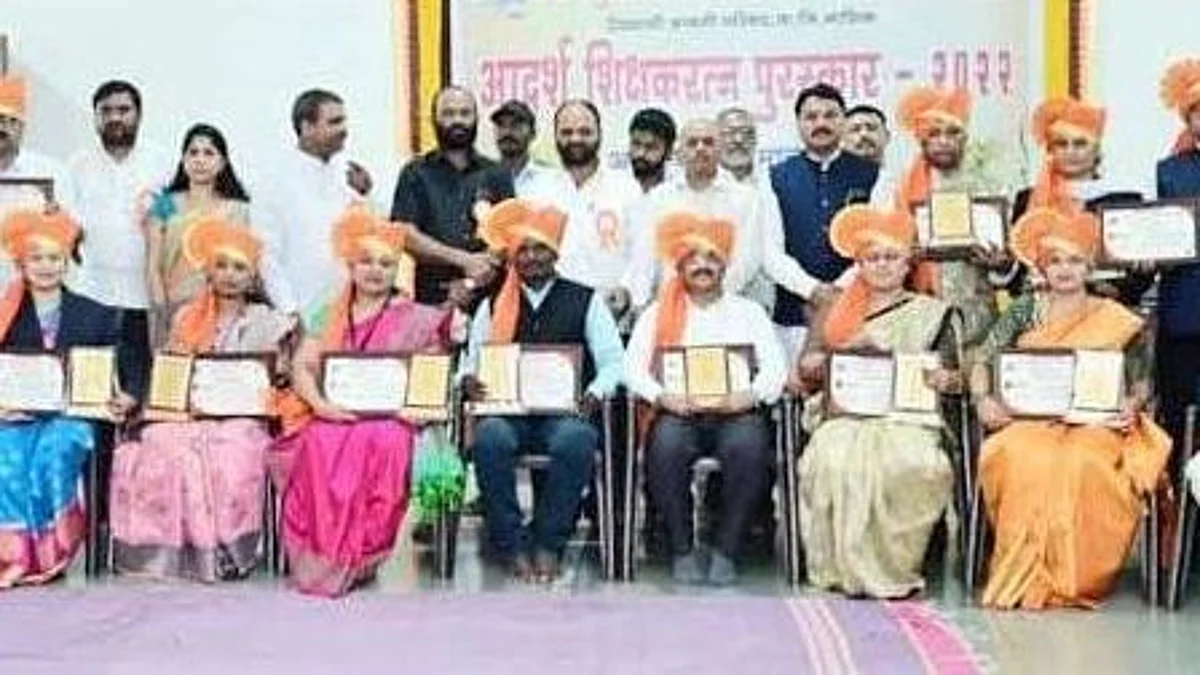 आदर्श शिक्षकरत्न पुरस्कारांचे वितरण