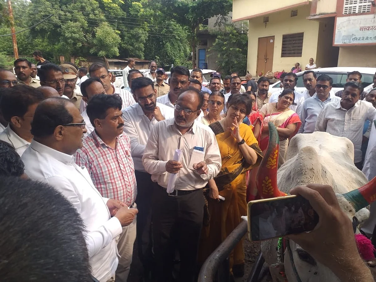 लम्पी स्कीन डीसीज झालेल्या जनावरांवर शासकीय पशुचिकित्सालयात उपचार करा - मंत्री राधाकृष्ण विखे पाटील
