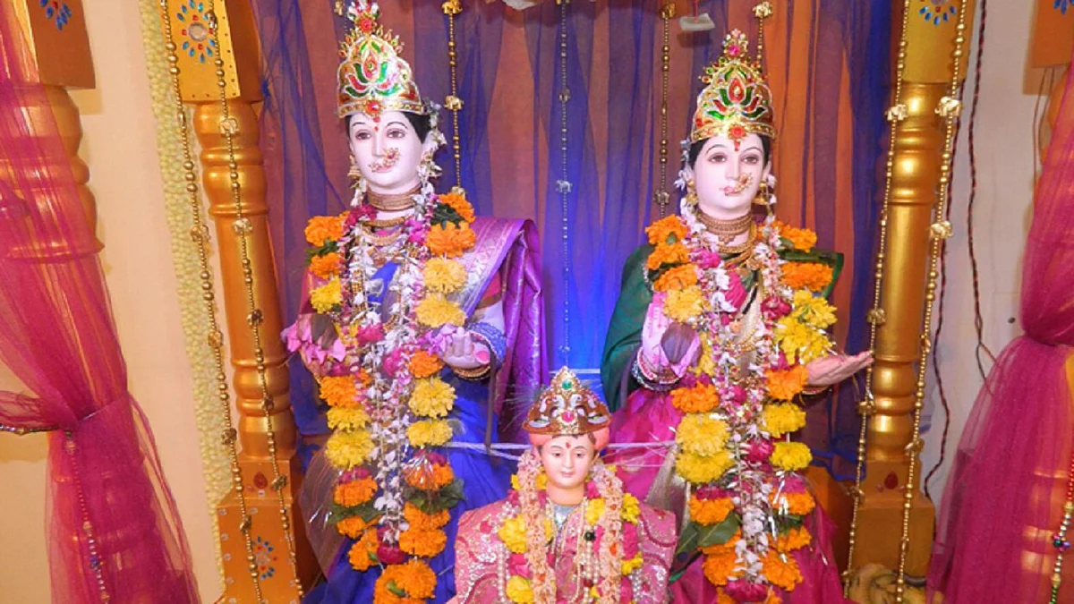 Photo : आली गौराई अंगणी...