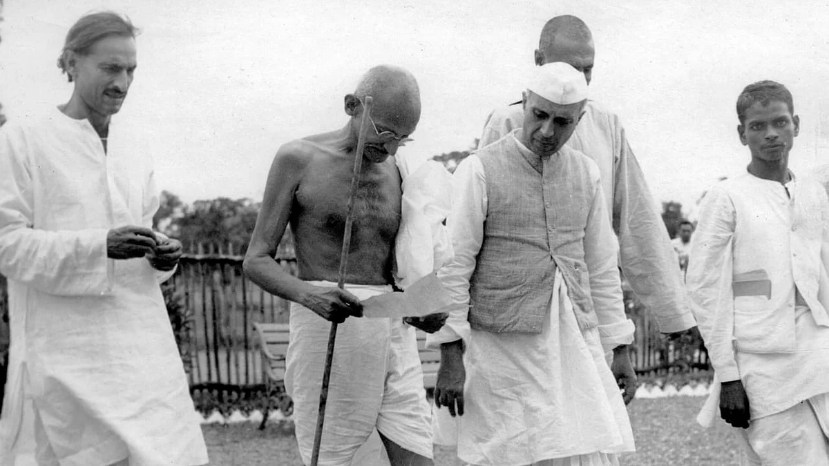 महात्मा गांधी, जवाहरलाल नेहरू, आचार्य कृपलानी, खान अब्दूल गफ्फार खान यांच्या समवेत प्रभूदयाल विद्यार्थी.