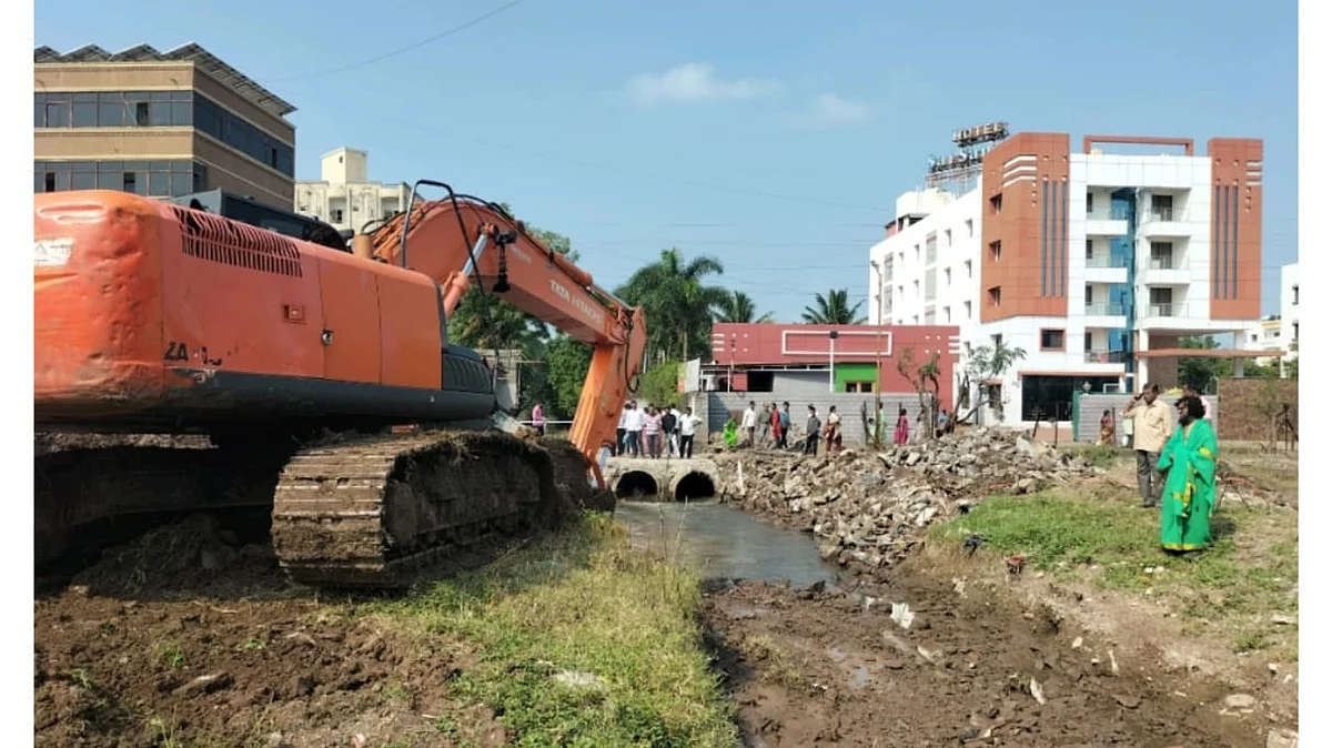 शिर्डीतील ओढ्यावरील अतिक्रमण काढण्यास सुरुवात
